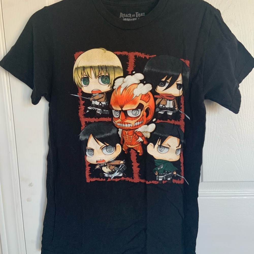 Hot Topic, Black Graphic Attack on Titan T-Shirt, Size: Small
